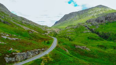 Yolda Glencoe valley dağlık İskoçya - havadan görünümü