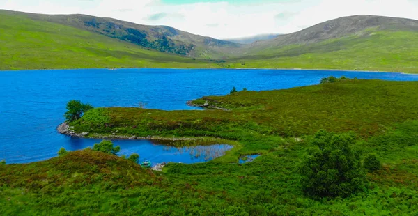 Aerial view over small lakes and creeks in the highlands of Scotland — Stock Photo, Image