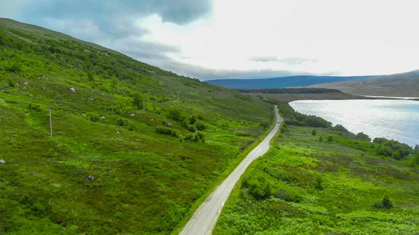 Einsame Straße durch das schottische Hochland - Luftaufnahme — Stockfoto