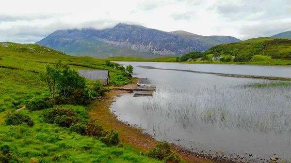 Luftaufnahme über kleine Seen und Bäche im Hochland Schottlands — Stockfoto