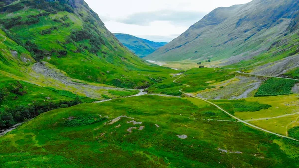 Luchtfoto uitzicht over de ontzagwekkende landschap van Glencoe in de Schotse Hooglanden — Stockfoto