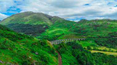 Loch Shiel İskoçya'da, ünlü Glenfinnan Viyadüğü