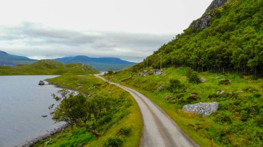 Küçük göl ve dere İskoçya'nın dağlık üzerinde havadan görünümü