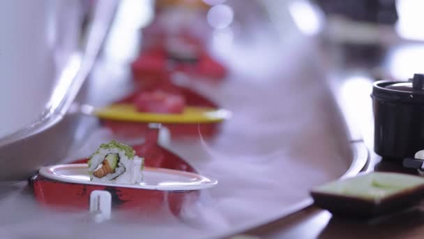 Running Sushi Buffet Suhi Rollen Boten — Stockvideo
