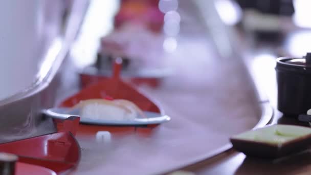 Buffet di Sushi in esecuzione - Suhi rotola sulle barche — Video Stock