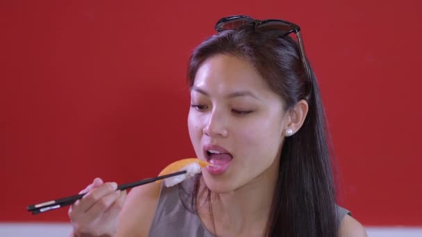 Азиатка ест суши - крупным планом — стоковое видео