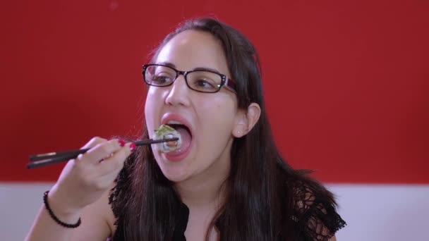 Jeune femme turque mange Sushi - gros plan — Video