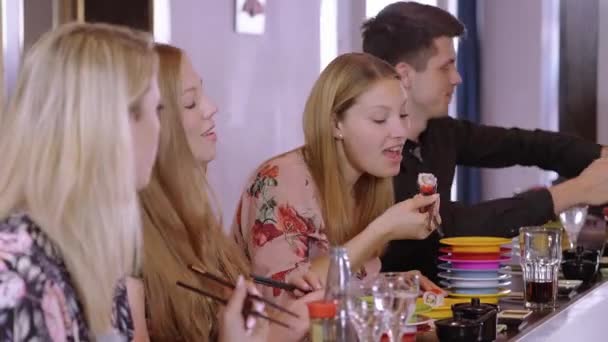 Les jeunes mangent des sushis dans un restaurant asiatique — Video