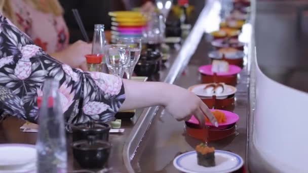 Cueillette des assiettes Sushi dans le buffet Running Sushi — Video