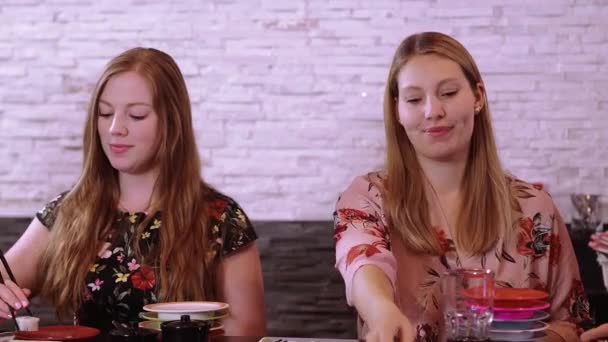 Eaitimg suşi bir Asya Restoran — Stok video