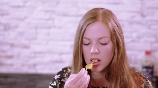 年轻妇女吃寿司和亚洲食物在餐馆-接近的射击 — 图库视频影像