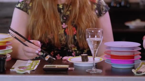 Хватал суши-роллы в азиатском ресторане — стоковое видео