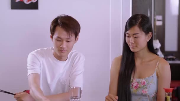 Genç Asyalı Çift olarak Sushi restaurant - yemek taze suşi rulo yaptı — Stok video