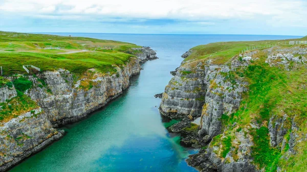 İskoçya'nın dağlık Durness yakınındaki mağarada smoo — Stok fotoğraf