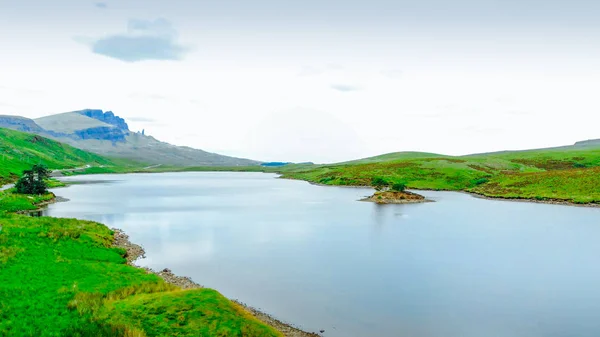 Los hermosos lagos y el paisaje de la Isla de Skye en Escocia —  Fotos de Stock