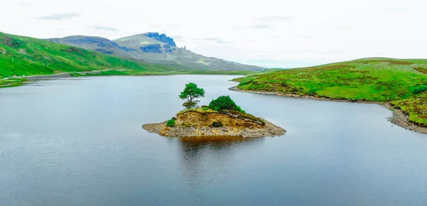 Aerial view over a tiny island on a lake at the Isle of Skye in Scotland — Stock Photo, Image