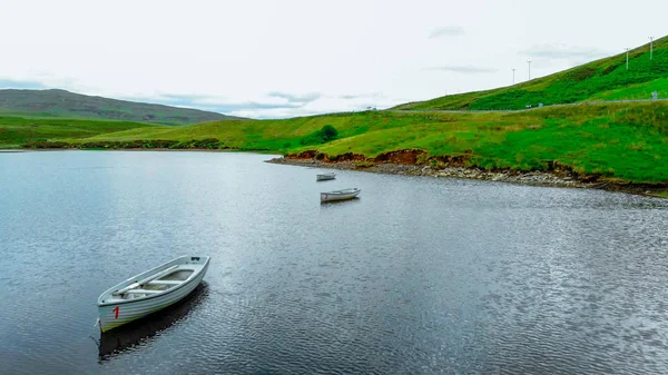 The beautiful lakes and landscape of the Isle of Skye in Scotland — Stock Photo, Image