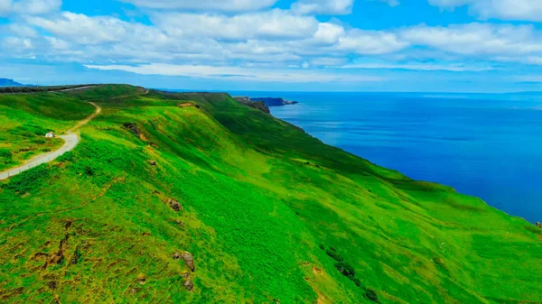 緑の海岸線、スコットランドのスカイ島の崖上空撮 — ストック写真