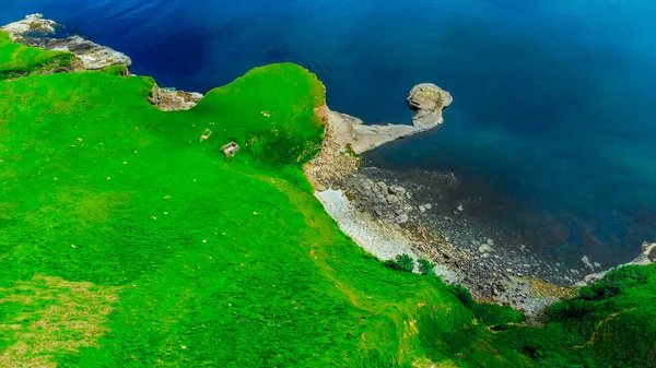 緑の海岸線、スコットランドのスカイ島の崖上空撮 — ストック写真