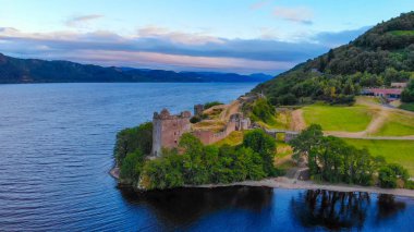 Loch Ness ve Urquhart Castle akşam - hava görüntülemek