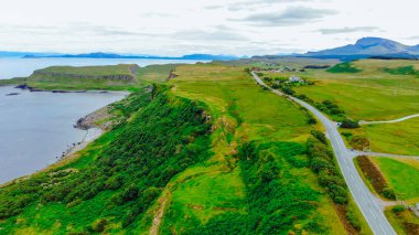 Isle of Skye - kayalıklarla ve İskoçya'nın dağlık manzara şaşırtıcı noktasında neist