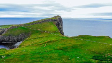 Isle of Skye - kayalıklarla ve İskoçya'nın dağlık manzara şaşırtıcı noktasında neist