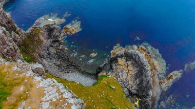 Isle of Skye - kayalıklarla ve İskoçya'nın dağlık manzara şaşırtıcı noktasında neist