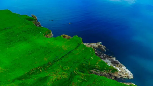 Hermosa isla de Skye en Escocia con sus verdes colinas y acantilados rocosos — Foto de Stock