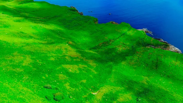 Вид с воздуха на зеленую береговую линию и скалы на острове Скай в Шотландии — стоковое фото