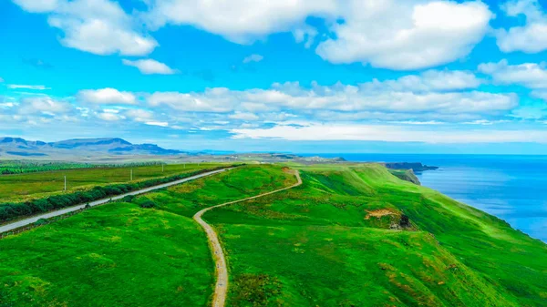 Vista aérea sobre la costa verde y los acantilados de la isla de Skye en Escocia —  Fotos de Stock