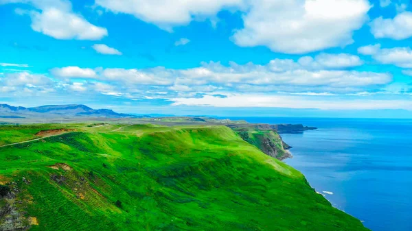 Εναέρια θέα πάνω από την καταπράσινη ακτογραμμή και γκρεμούς στο Isle of Skye στη Σκωτία — Φωτογραφία Αρχείου