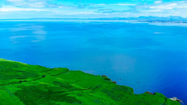 Vue aérienne sur le littoral verdoyant et les falaises de l'île de Skye en Écosse — Photo