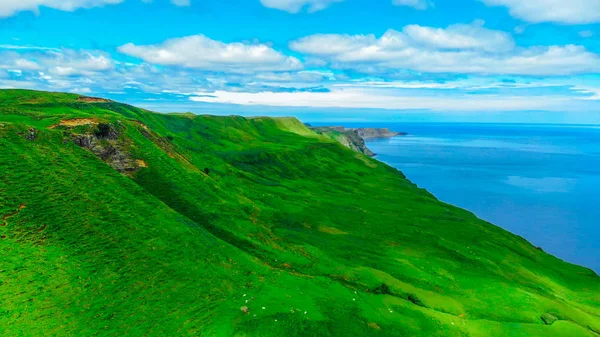 Letecký pohled na zelené pobřeží a útesy na ostrově Skye ve Skotsku — Stock fotografie