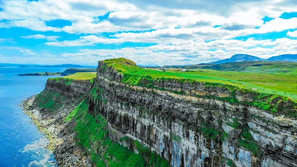 Hermosa isla de Skye en Escocia con sus verdes colinas y acantilados rocosos — Foto de Stock