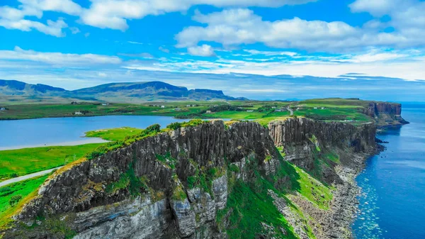 Schöne Insel des Himmels in Schottland mit seinen grünen Hügeln und felsigen Klippen — Stockfoto