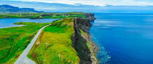 Vista aérea sobre la costa verde y los acantilados de la isla de Skye en Escocia —  Fotos de Stock