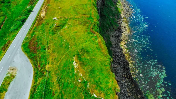 Blick über die Klippen auf der Insel Skye in Schottland — Stockfoto