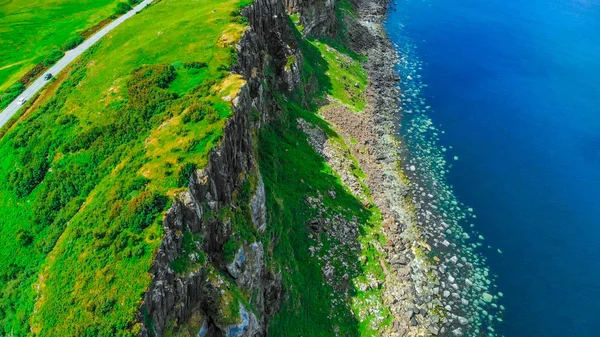 Verbazingwekkende landschap op het eiland Skye in Schotland - luchtfoto — Stockfoto