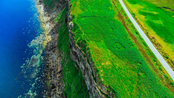 Hermosa isla de Skye en Escocia con sus verdes colinas y acantilados rocosos —  Fotos de Stock