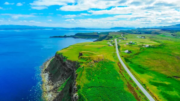 Vista aerea sulla costa verde e sulle scogliere dell'Isola di Skye in Scozia — Foto Stock