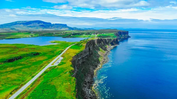 Beautiful Isle of Skye in Scotland with its green hills and rocky cliffs — Stock Photo, Image