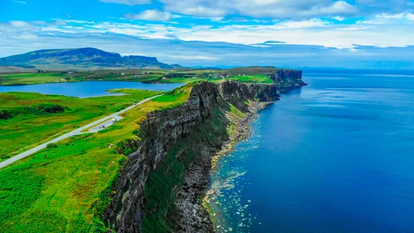 Прекрасний острів Скай в Шотландії з його зелені пагорби і скелястих круч — стокове фото