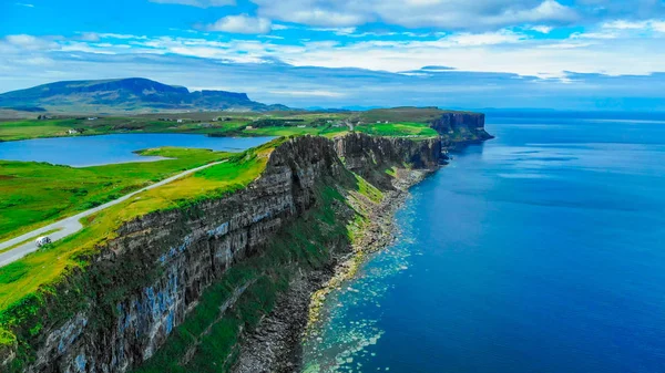 Aerial view over the green coastline and cliffs on the Isle of Skye in Scotland — Stock Photo, Image