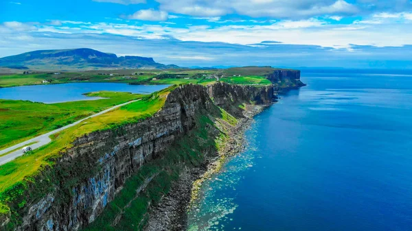 Vista aérea sobre la costa verde y los acantilados de la isla de Skye en Escocia — Foto de Stock