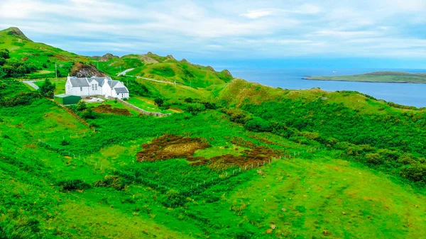 A légi felvétel a zöld partvonal és sziklák a skóciai Skye szigetén — Stock Fotó