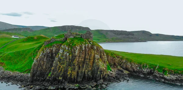 Beautiful Isle of Skye in Scotland with its green hills and rocky cliffs — Stock Photo, Image