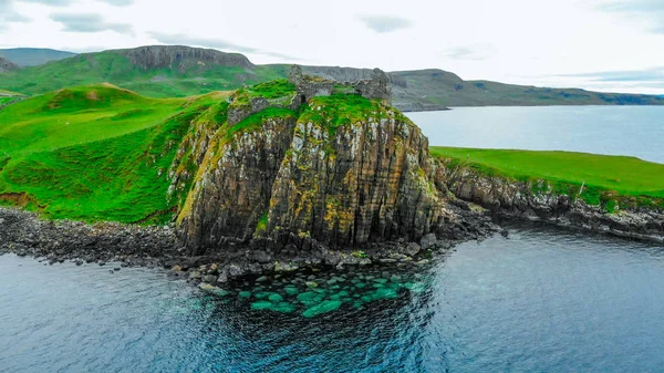 Beautiful Isle of Skye in Scotland with its green hills and rocky cliffs — Stock Photo, Image