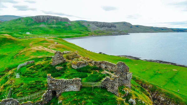 Az Isle of Skye - légifelvételek Duntulm vár romjai — Stock Fotó