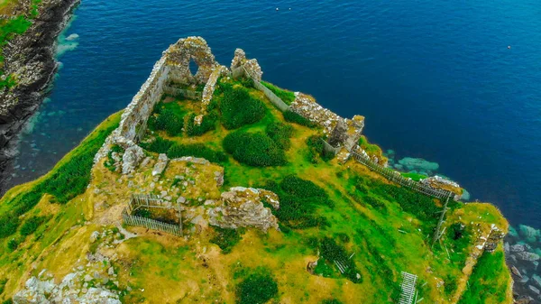 As ruínas do Castelo de Duntulm na Ilha de Skye - vista aérea — Fotografia de Stock