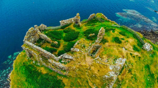 Les ruines du château de Duntulm sur l'île de Skye - vue aérienne — Photo